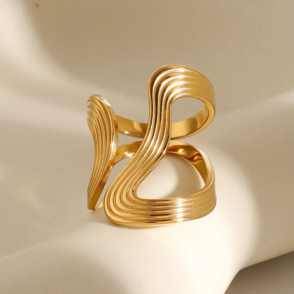 {"Royal&Vicky":"[Royal&Vicky]","Vivi Twisted Band Gold Ring":"Vivi ツイストバンド ゴールドリング"}