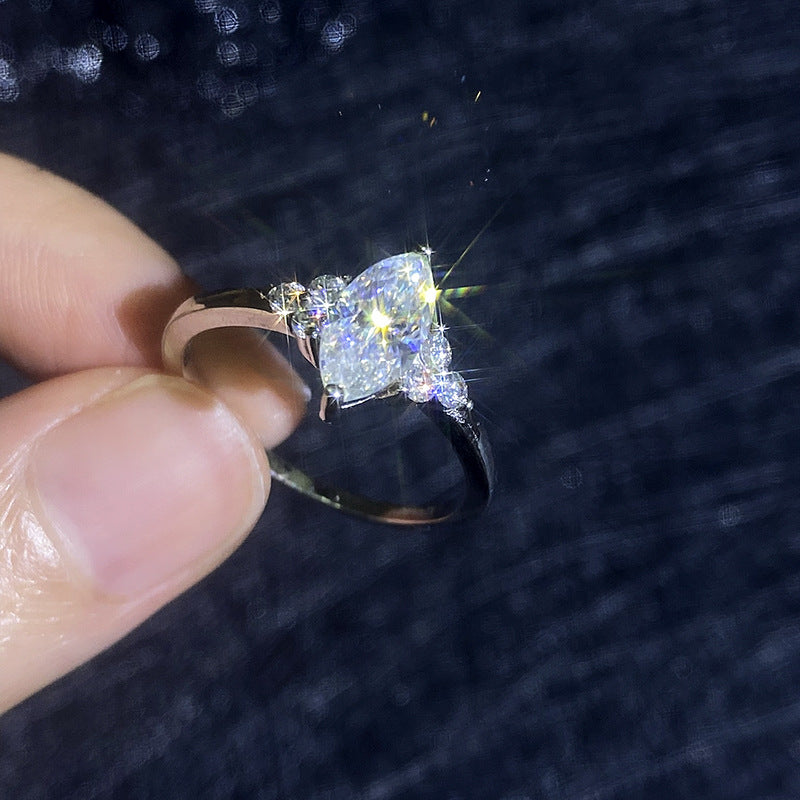 [Royal&Vicky]ELEGANT MARQUISE CUT MOISSANITE RING WITH SIDE ACCENTS