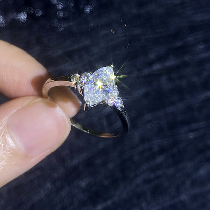 [Royal&Vicky]ELEGANT MARQUISE CUT MOISSANITE RING WITH SIDE ACCENTS