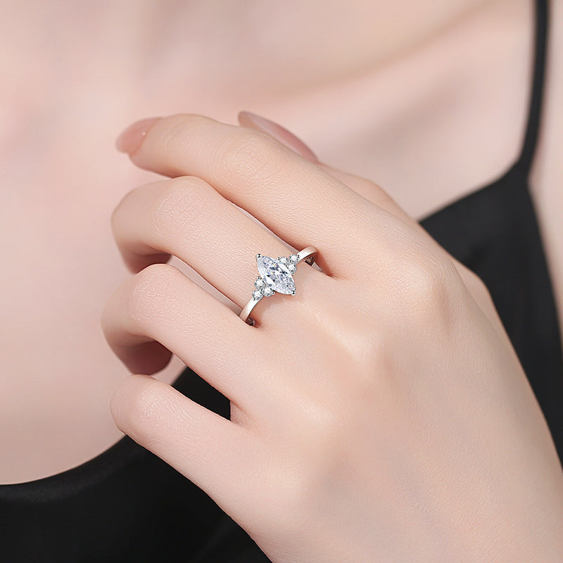 [Royal&Vicky]ELEGANT MARQUISE CUT MOISSANITE RING WITH SIDE ACCENTS