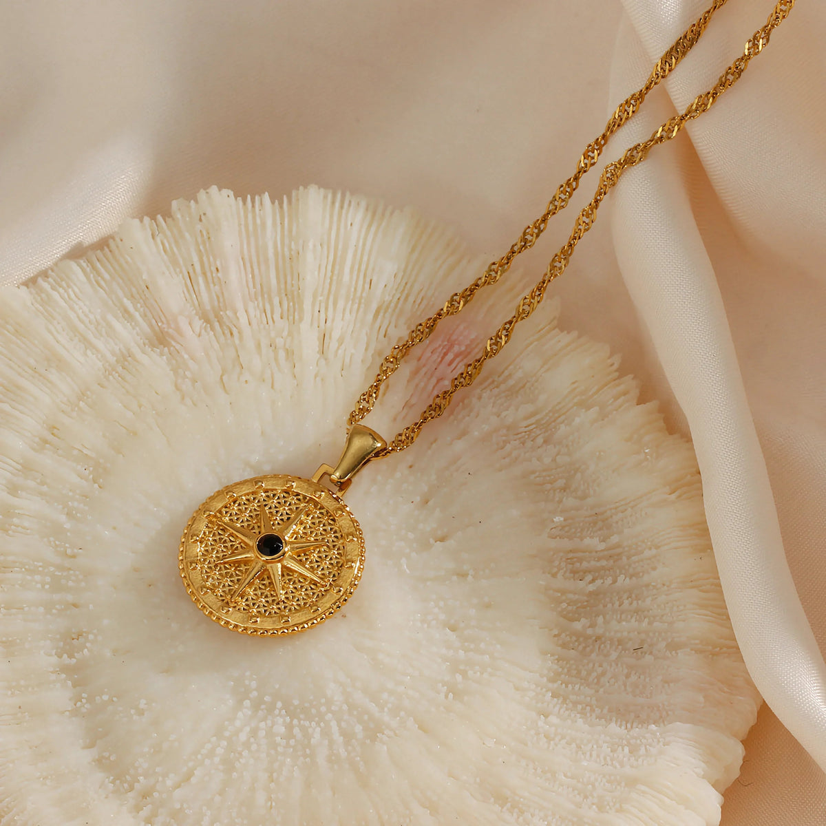 {"[Royal&Vicky]Ellie Compass Necklace": "【Royal&Vicky】エリー・コンパスネックレス"}