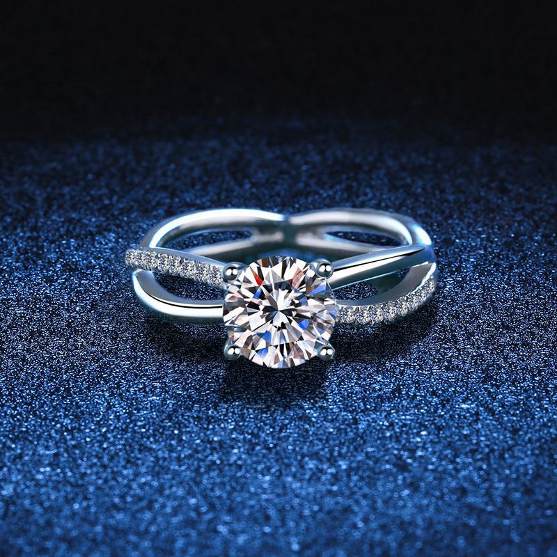[Royal&Vicky]ELEGANT 4-PRONG CROSSOVER MOISSANITE ENGAGEMENT RING