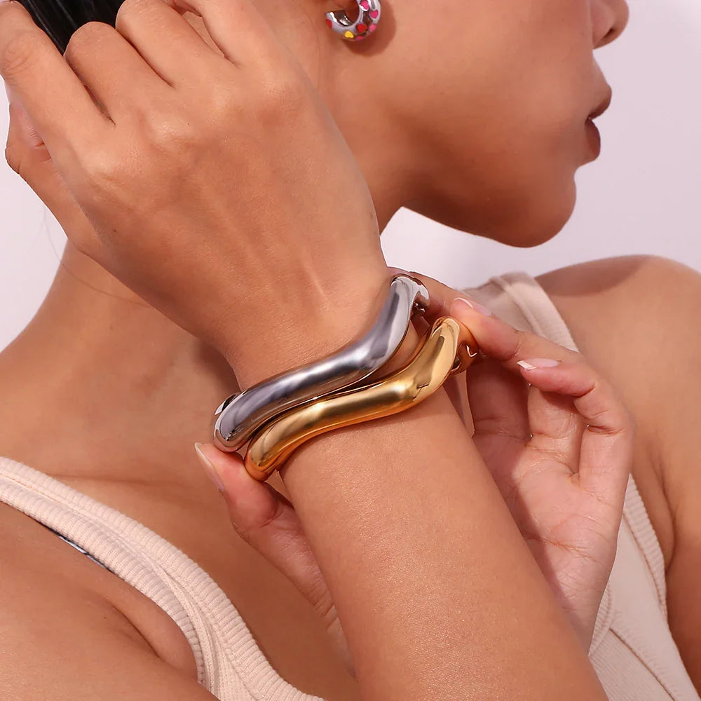 {
  "Royal&Vicky": "Royal&Vicky",
  "Zaria Asymmetrical Gold Bangle": "Zaria アシンメトリーゴールドバングル"
}