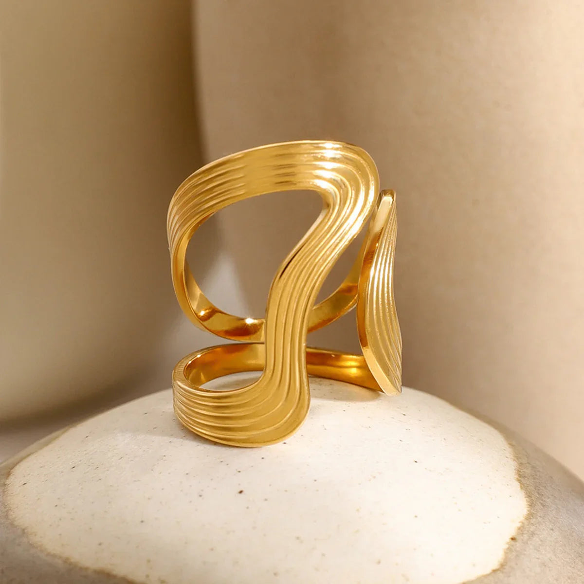 {"Royal&Vicky":"[Royal&Vicky]","Vivi Twisted Band Gold Ring":"Vivi ツイストバンド ゴールドリング"}
