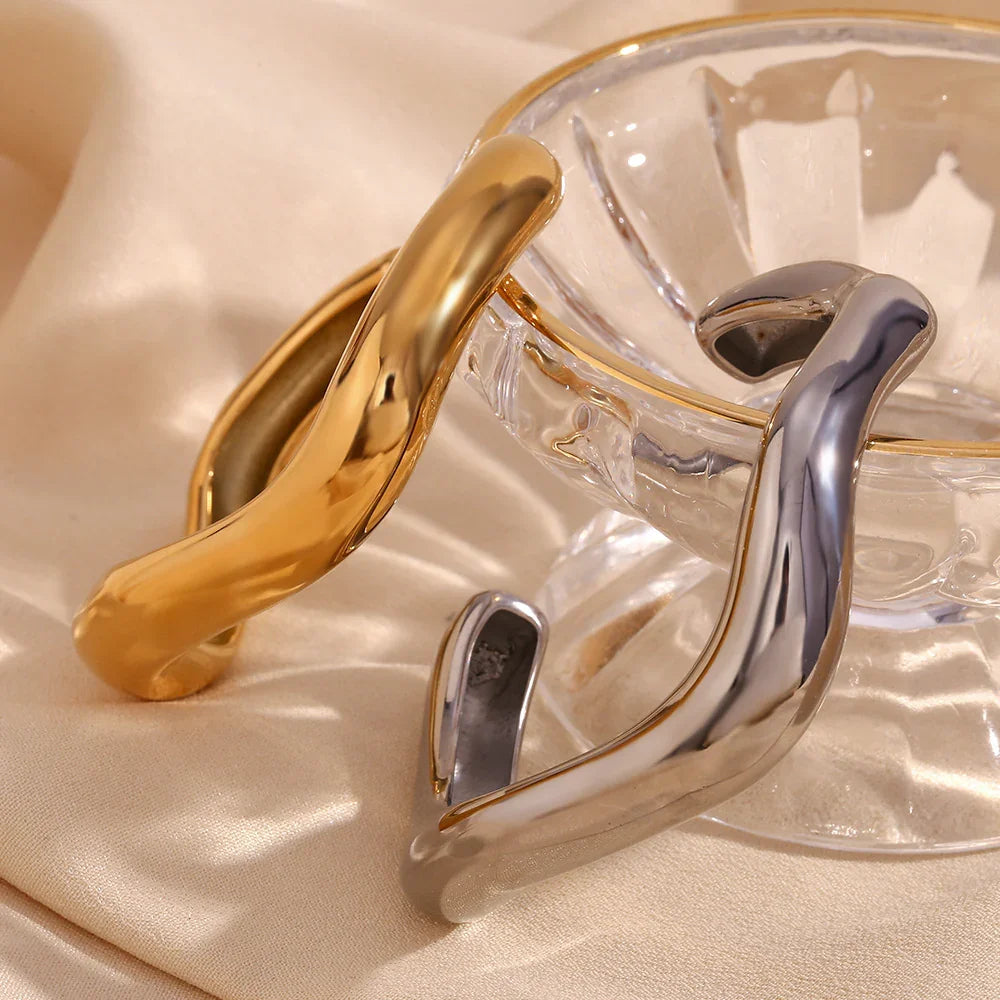 {
  "Royal&Vicky": "Royal&Vicky",
  "Zaria Asymmetrical Gold Bangle": "Zaria アシンメトリーゴールドバングル"
}