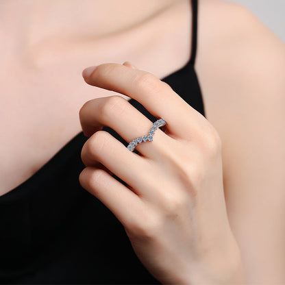 [Royal&Vicky]ELEGANT V-SHAPED CHEVRON MOISSANITE RING
