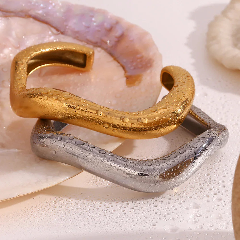 {
  "Royal&Vicky": "Royal&Vicky",
  "Zaria Asymmetrical Gold Bangle": "Zaria アシンメトリーゴールドバングル"
}