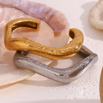 {
  "Royal&Vicky": "Royal&Vicky",
  "Zaria Asymmetrical Gold Bangle": "Zaria アシンメトリーゴールドバングル"
}