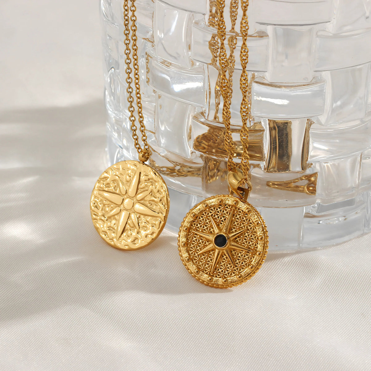 {"[Royal&Vicky]Ellie Compass Necklace": "【Royal&Vicky】エリー・コンパスネックレス"}