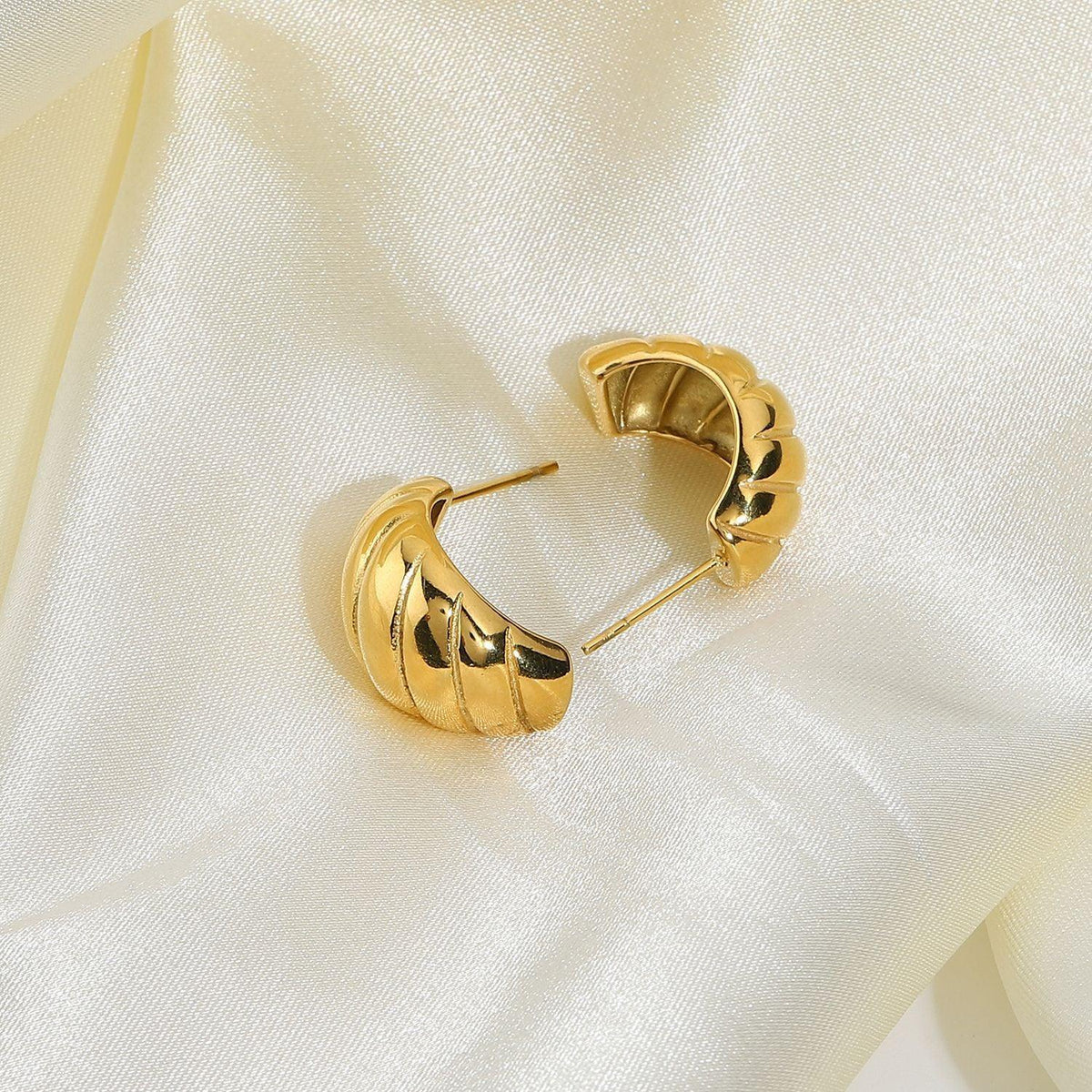 [Royal&Vicky]ルシーナ・ゴールド・ハギーピアス