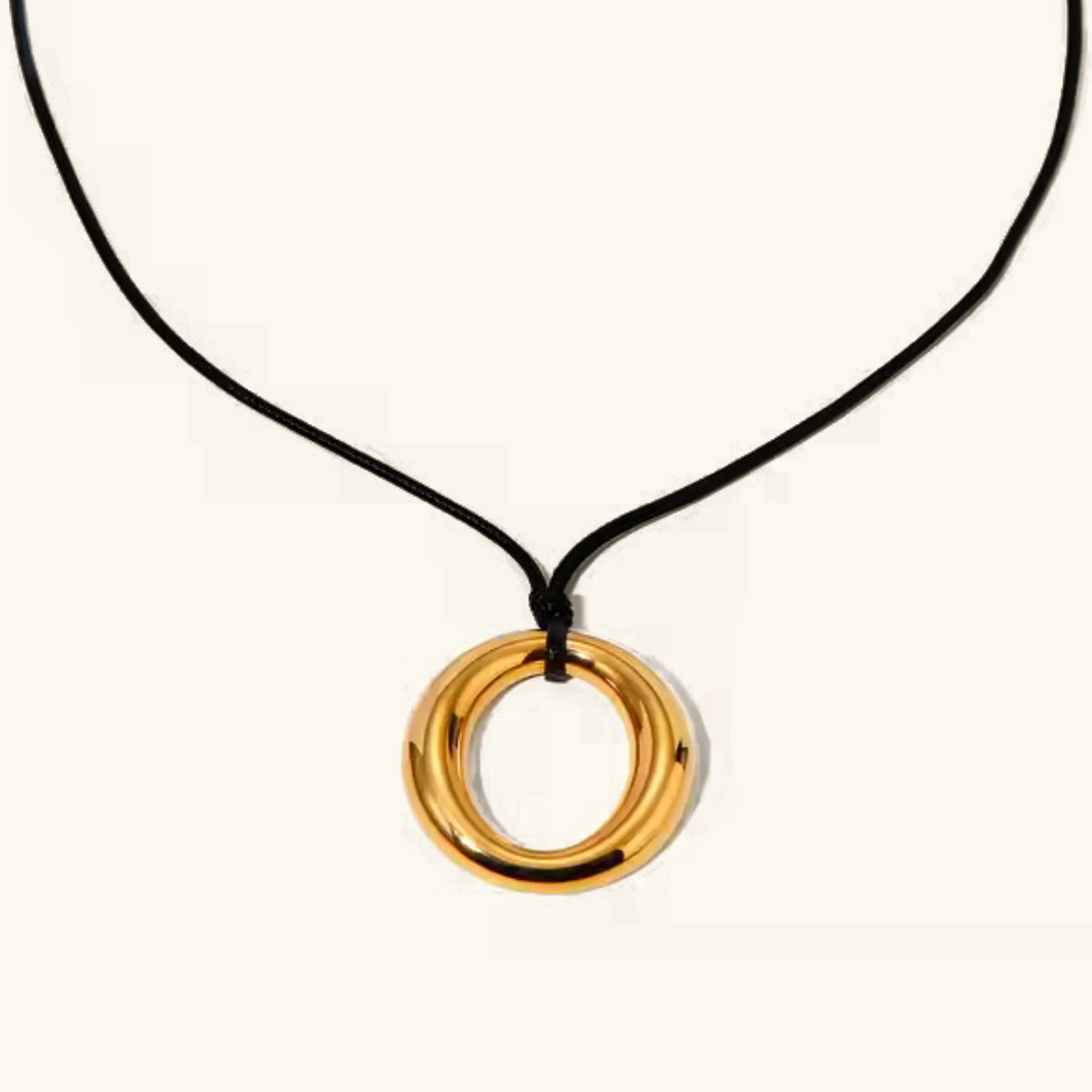 {
  "Royal&Vicky": "Royal&Vicky",
  "Evanna Ring Pendant": "エヴァンナ リングペンダント"
}