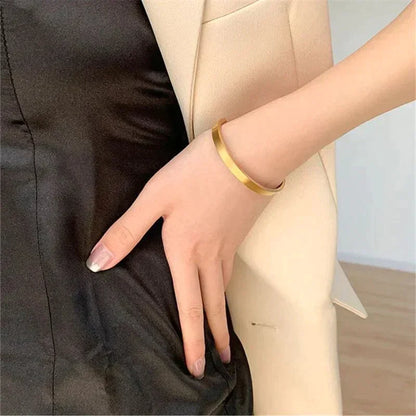 {
  "Royal&Vicky": "Royal&Vicky",
  "Evelyn Adjustable Cuff Bracelet": "エヴリン アジャスタブル カフブレスレット"
}