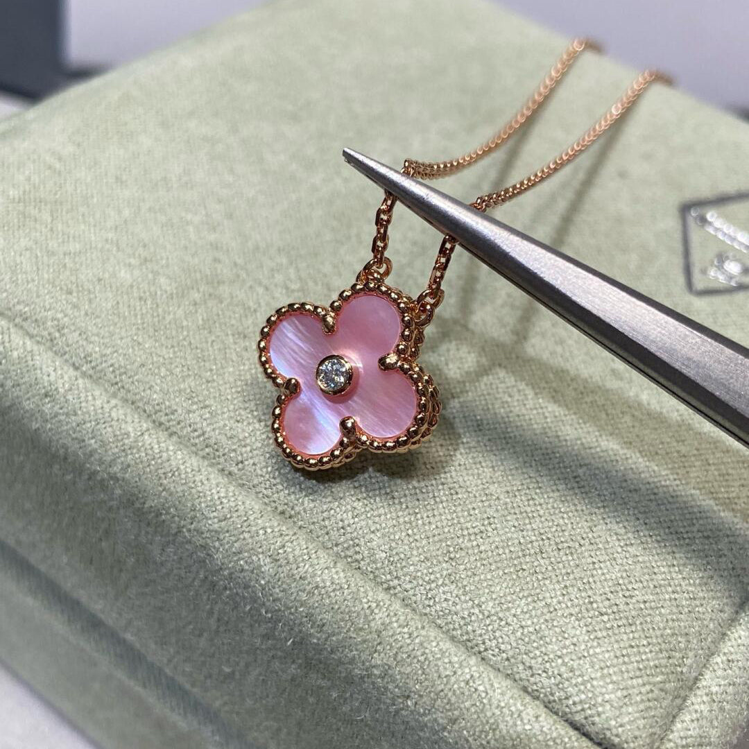 [Royal Jewellery]CLOVER 15MM DIAMOND PINK MOP NECKLACE