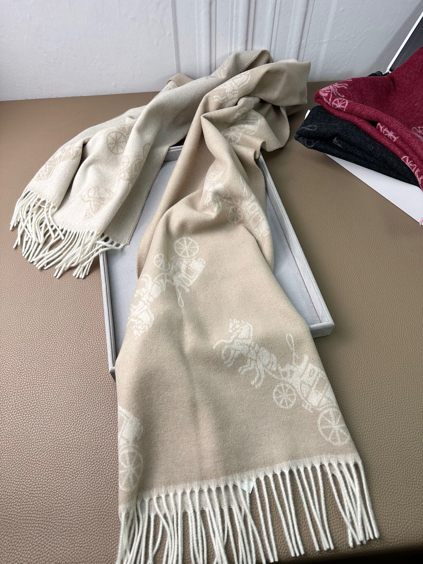 HORSE & CARRIAGE PRINT SCARF 195 CM IN BEIGE WOOL 375241