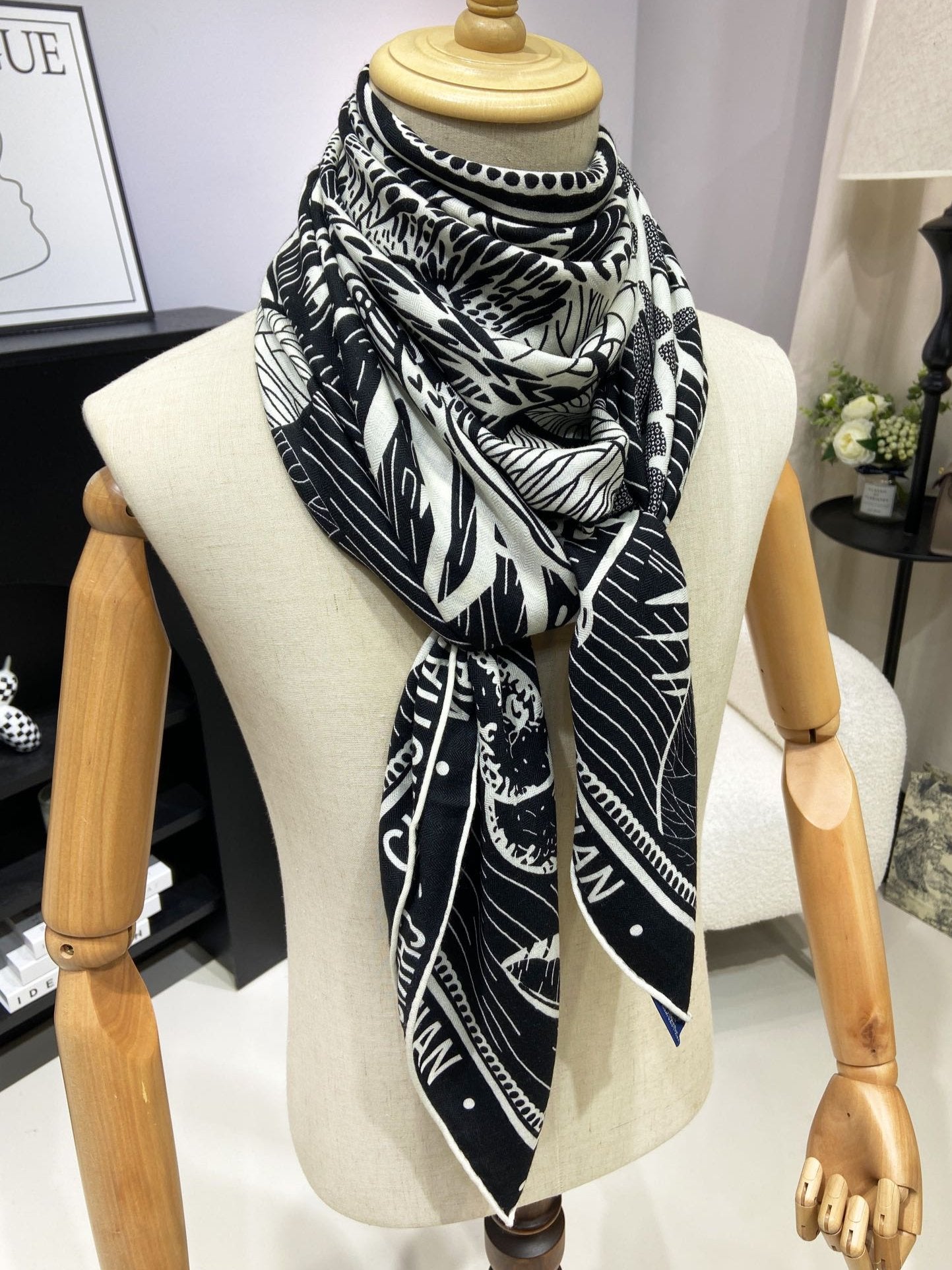 SQUARE SCARF 140 CM IN BLACK MIX WHITE MONOGRAM WOOL AND SILK 415109