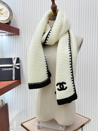 KNIT SCARF 200 CM IN WHITE CASHMERE WITH BLACK LOGO 383911