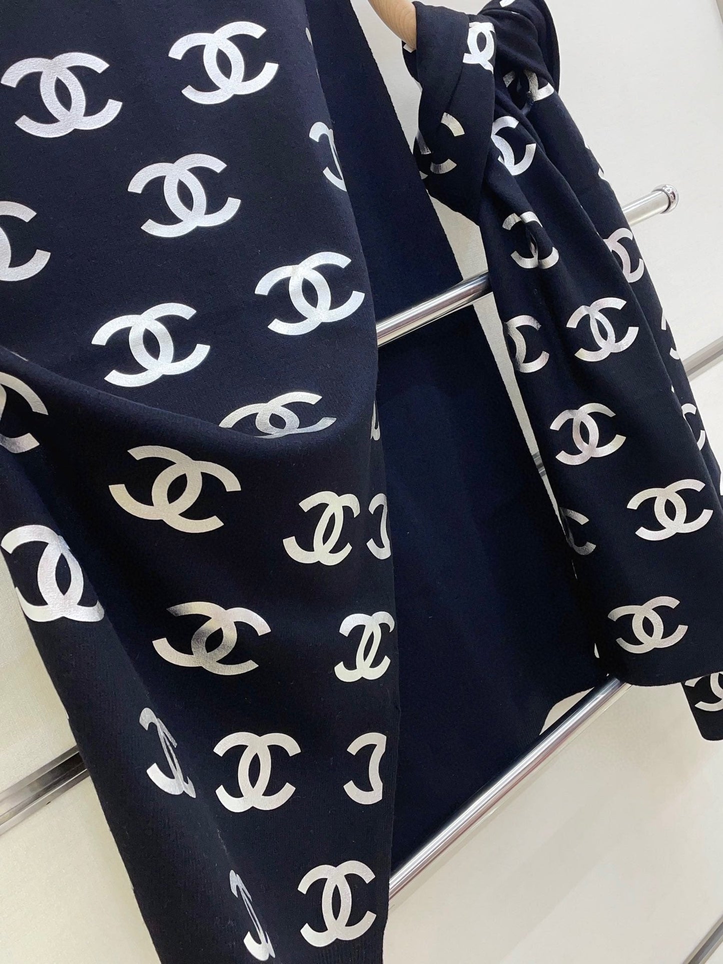 SCARF 190 CM IN NAVY BLUE CASHMERE WITH SILVER LOGO 401171