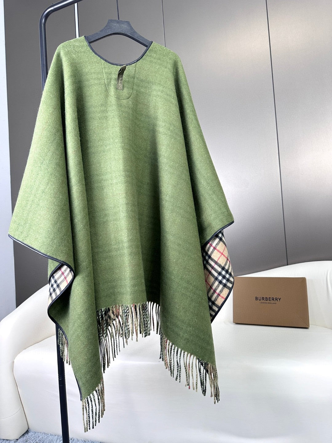 CHECK CAPE IN JADE GREEN WOOL 410153