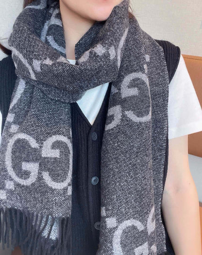 GG JACQUARD PATTERN KNIT SCARF 195 CM WITH TASSELS MOUSE GRAY 403750