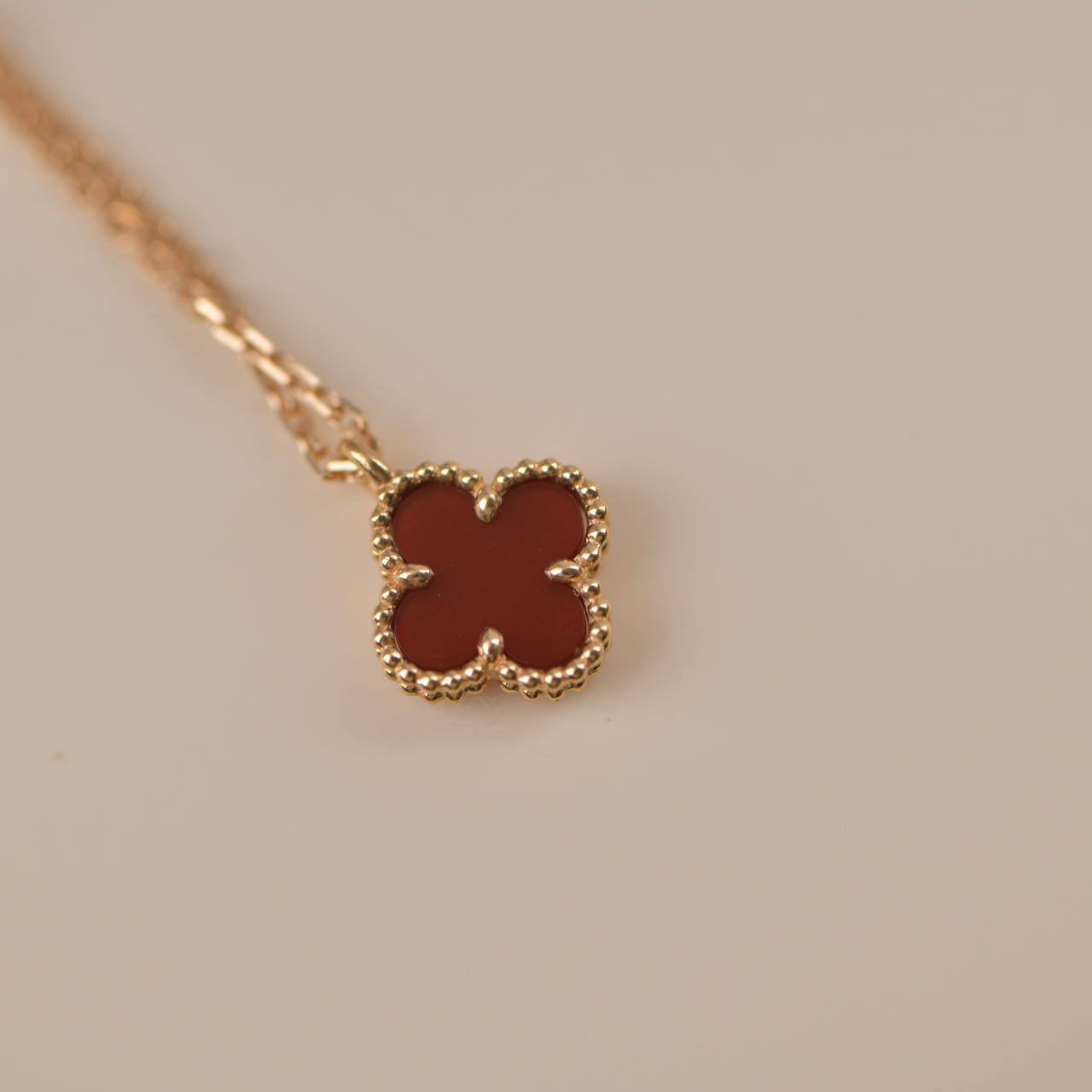 [ROYAL]CLOVER MINI 9.5MM WHITE CARNELIANS NECKLACE