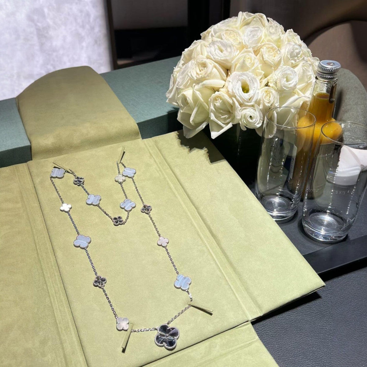 [Royal Jewellery]DETACHABLE CLOVER 15(11+4) FLOWER SILVER NECKLACE SET
