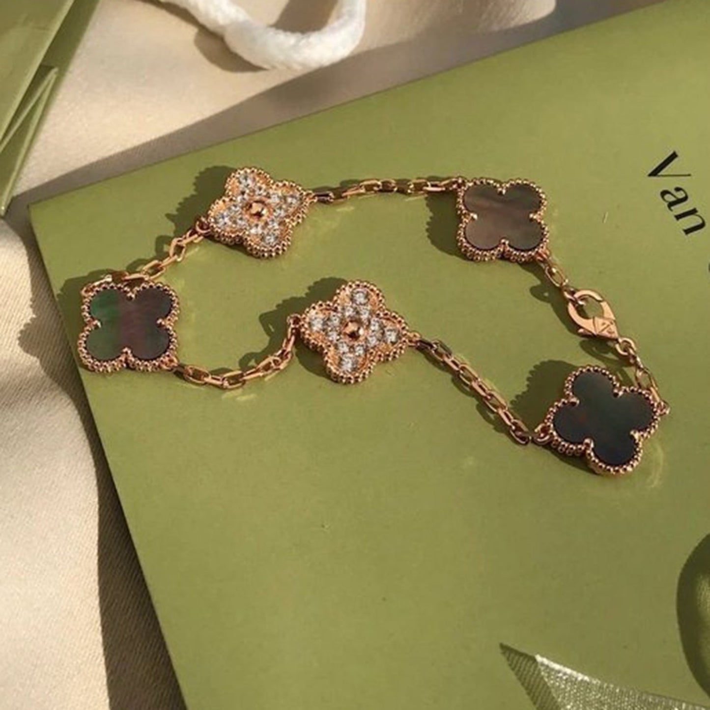 [Royal Jewellery]CLOVER 5 MOTIF GRAY MOP DIAMOND BRACELET