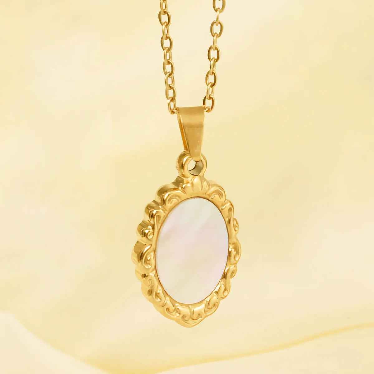 [Royal&Vicky]Roselle Vintage Mother Of Pearl Pendant